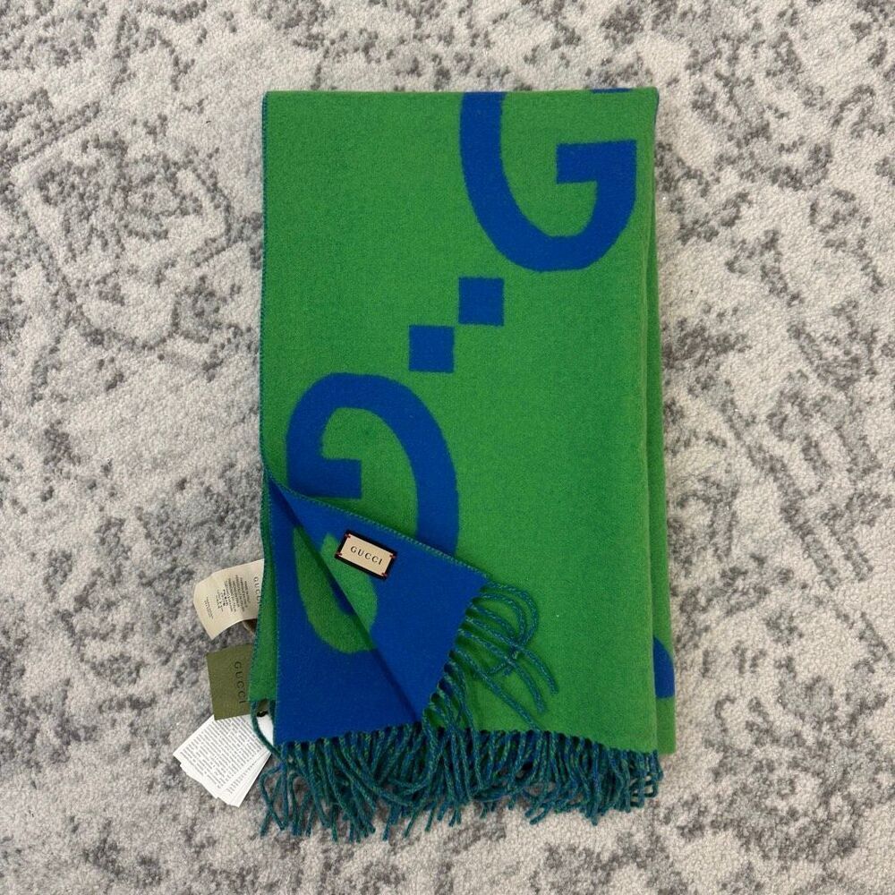 Gucci Printed Wool Scarf 🔴 - Picture 8 of 10